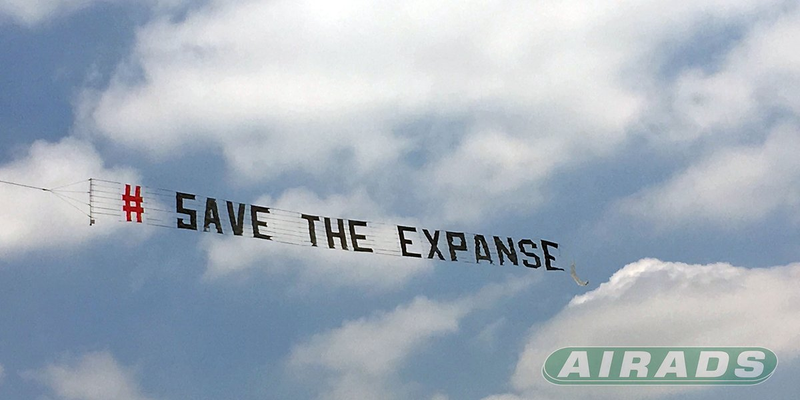 Un anuncio parte de la campaña #SaveTheExpanse volando el 15 de mayo sobre la sede de Amazon Studios en Santa Monica, California.